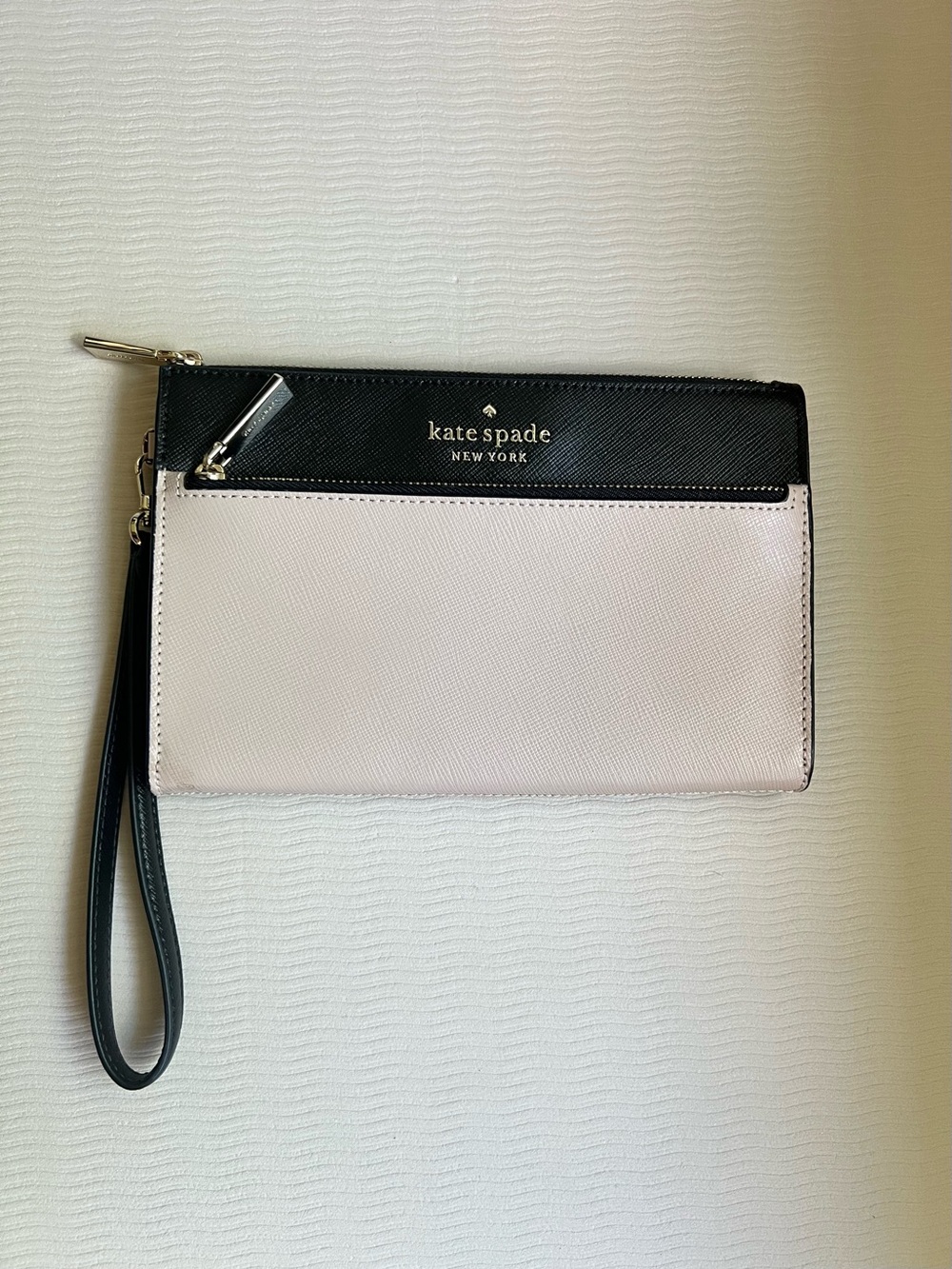 Kate Spade New York Staci Medium Wristlet – Warm Beige/Black Colorblock NWOT